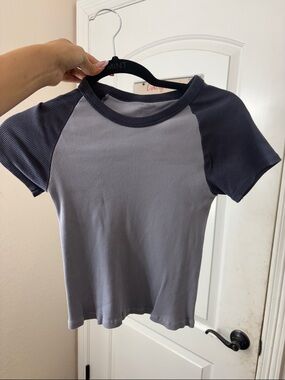 Brandy Melville Two-Tone Ribbed Raglan Tee in Light Gray & Charcoal